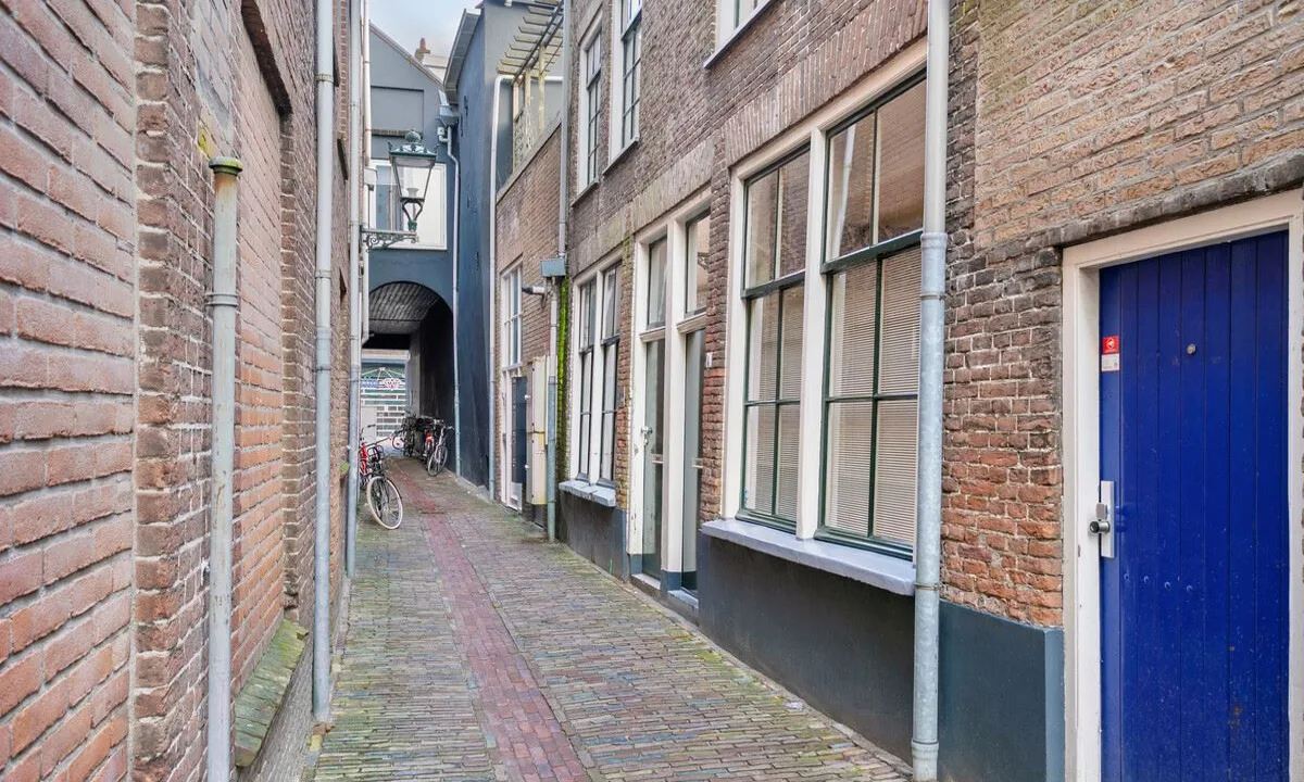 Funda huis duister steegje