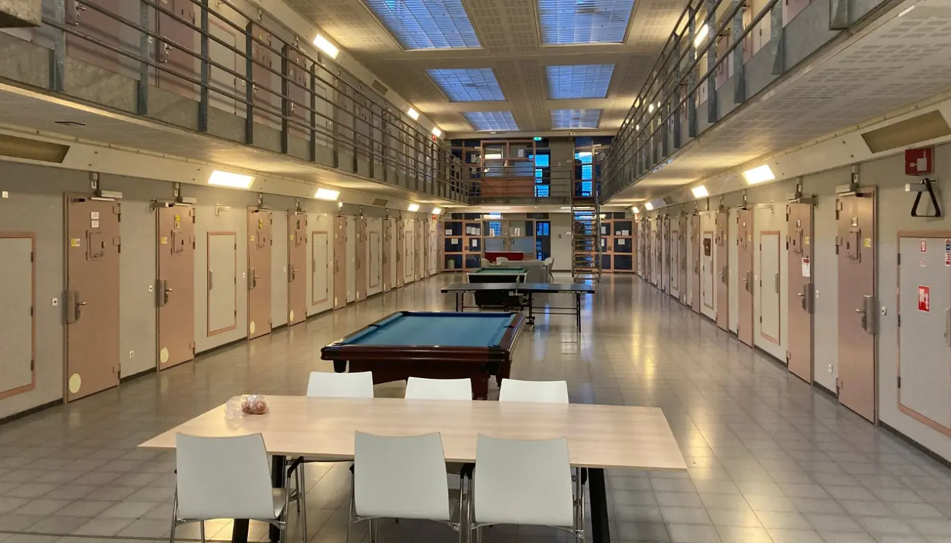 salaris van een gevangenisbewaarder